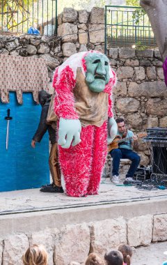 Kudüs, İsrail, 29 Eylül 2018: Sanatçılar bebek kostümleri ziyaretçiler yıllık Festivali 