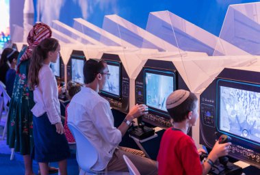 Holon, İsrail, 27 Eylül, 2018: ziyaret edenler kullanmak bir ordu eğitmen gözetiminde görsel simülatörleri ordu Sergisi 