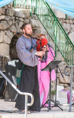 Kudüs, İsrail, 29 Eylül 2018: Müzisyenler otantik kostümleri bagpipes ziyaretçiler için yıllık festivalde 