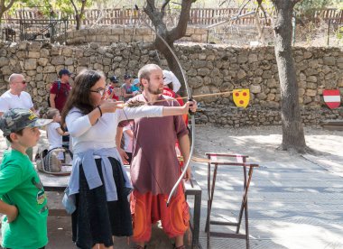 Kudüs, İsrail, 30 Eylül 2018: Eğitmen ziyaretçi okçuluk yıllık Festivali 
