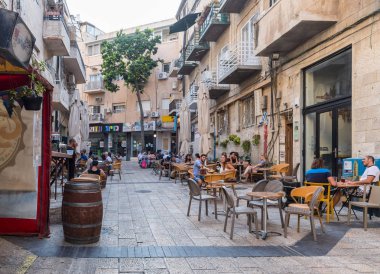 Kudüs, İsrail, 28, Eylül, 2018: Street Restoran şehir Kudüs, İsrail'in sessiz caddeleri üzerinde