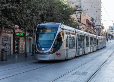 Kudüs, İsrail, 28, Eylül, 2018: Jerusalem şehir tramvay şehrin Kudüs'te merkezi caddeleri üzerinde sürmek