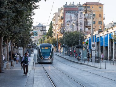 Kudüs, İsrail, 28, Eylül, 2018: Jerusalem şehir tramvay şehrin Kudüs'te merkezi caddeleri üzerinde sürmek