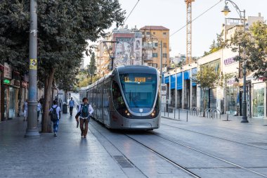 Kudüs, İsrail, 28, Eylül, 2018: Jerusalem şehir tramvay şehrin Kudüs'te merkezi caddeleri üzerinde sürmek