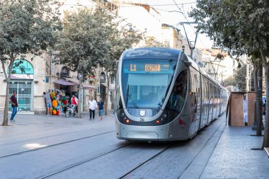 Kudüs, İsrail, 28, Eylül, 2018: Jerusalem şehir tramvay şehrin Kudüs'te merkezi caddeleri üzerinde sürmek