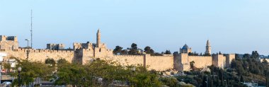 Kudüs, İsrail David Tower yakınındaki eski şehir surlarındaki güneşin ışığında panoramik görünümü
