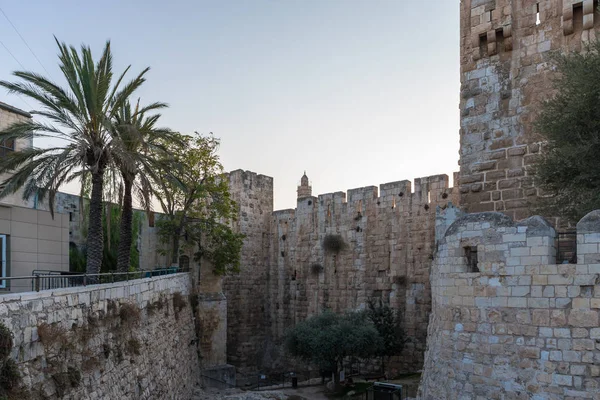 ダビデの塔エルサレム イスラエル共和国の近くの旧市街の壁に夕日の光の中を見る — ストック写真