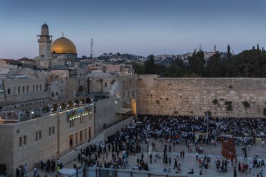 Kudüs, İsrail, 28, Eylül, 2018: Kudüs'ün eski şehri batı duvarının yakınında akşam Sukkot tatil için adanmış bir tatil dua etmek için çok sayıda inananlar vardır