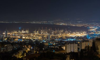Şehir merkezinde Hayfa, Haifa bağlantı noktası görünümünü panoramik gece Akdeniz ve Haifa çevreleyen banliyöleri ile Bay.