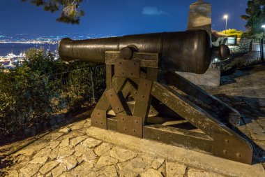 Haifa, İsrail, 13 Ekim, 2018: Mount Carmel Hayfa'daki parkta duran ve şehir, Hayfa bağlantı noktası ve Hayfa Bay amaçlayan Memorial silah