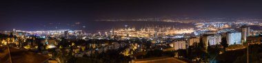 Şehir merkezinde Hayfa, Haifa bağlantı noktası görünümünü panoramik gece Akdeniz ve Haifa çevreleyen banliyöleri ile Bay.