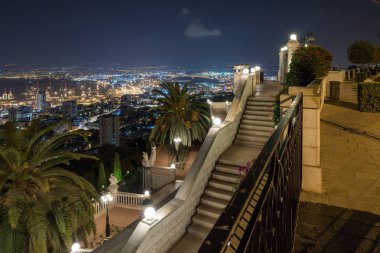 Haifa, İsrail, 13 Ekim, 2018: Haifa gece. Şehir merkezindeki Haifa, bağlantı noktası Hayfa, Bay Hayfa ve Mount Carmel bahçeden Bahai görünümünü.
