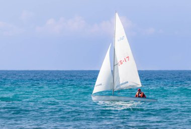 Nahariyya, İsrail, 13 Ekim, 2018: küçük Yelkenli Yat üzerinde bir sporcu trenler Akdeniz'in İsrail Nahariyya Sahil yakınındaki üzerinde