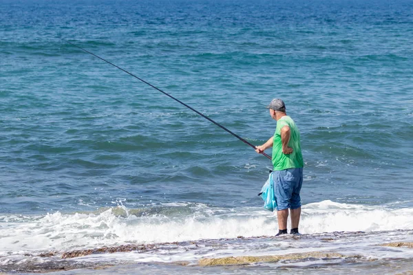 纳哈里亚 以色列 2018年10月 一个渔夫站在水和鱼与钓鱼竿在地中海沿岸附近的纳哈里亚城市在以色列 — 图库照片