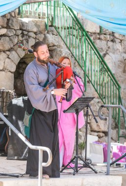 Kudüs, İsrail, 29 Eylül 2018: Müzisyenler otantik kostümleri bagpipes ziyaretçiler için yıllık festivalde 