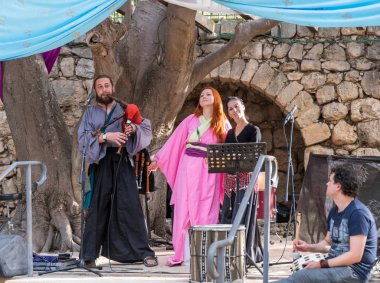 Kudüs, İsrail, 29 Eylül 2018: Müzisyenler otantik kostümleri tulum ve borular ziyaretçiler için yıllık festivalde 