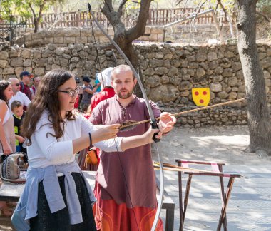 Kudüs, İsrail, 30 Eylül 2018: Eğitmen ziyaretçi okçuluk yıllık Festivali 