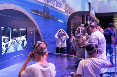 Holon, İsrail, 27 Eylül, 2018: ziyaretçileriniz kullanıyor modern ordusunda 3 boyutlu modelleme ve sanal gerçeklik 