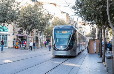 Kudüs, İsrail, 28, Eylül, 2018: Jerusalem şehir tramvay şehrin Kudüs'te merkezi caddeleri üzerinde sürmek