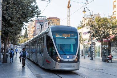 Kudüs, İsrail, 28, Eylül, 2018: Jerusalem şehir tramvay şehrin Kudüs'te merkezi caddeleri üzerinde sürmek