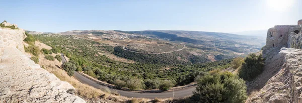 Vista panorámica del valle cercano desde la muralla de la Fortaleza de Nimrod, situada en la Alta Galilea, en el norte de Israel, en la frontera con Líbano . —  Fotos de Stock