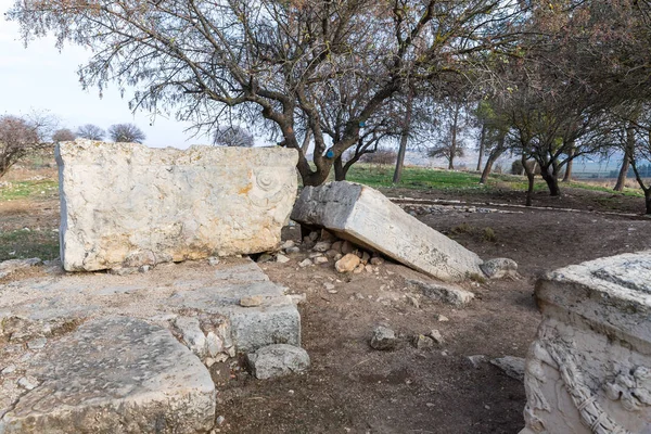 Restos Das Colunas Sobre Ruínas Templo Romano Destruído Localizado Cidade — Fotografia de Stock