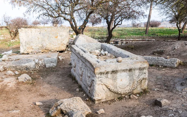 Die Überreste Des Sarkophags Auf Den Ruinen Des Zerstörten Römischen — Stockfoto