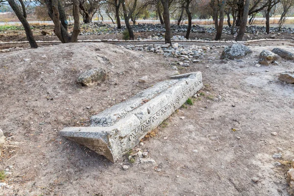 被毁的罗马寺庙废墟上的柱子遗迹 位于纳夫塔利部落领土上的设防城市 以色列北部的 Tel Kadesh — 图库照片