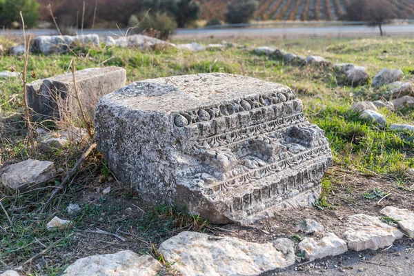 Die Überreste Der Säule Auf Den Ruinen Des Zerstörten Römischen — Stockfoto