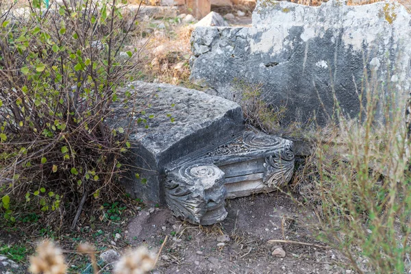 Resti Della Colonna Sulle Rovine Del Tempio Romano Distrutto Situato — Foto Stock