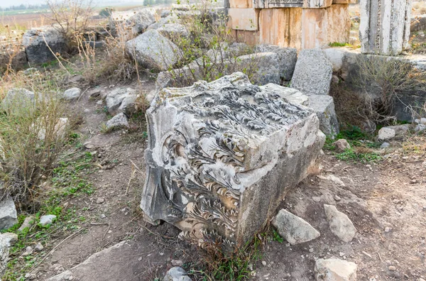 Restos Coluna Sobre Ruínas Templo Romano Destruído Localizado Cidade Fortificada — Fotografia de Stock