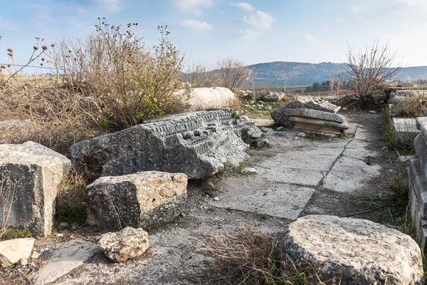 Resti Delle Colonne Sulle Rovine Del Tempio Romano Distrutto Situato — Foto Stock