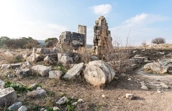 Resti Delle Colonne Sulle Rovine Del Tempio Romano Distrutto Situato — Foto Stock