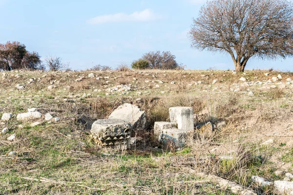 Restos Das Colunas Sobre Ruínas Templo Romano Destruído Localizado Cidade — Fotografia de Stock