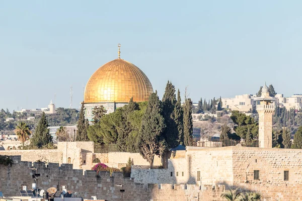 Kudüs, İsrail, 17 Kasım 2018: Mescid-i Aksa ve El-Ghawanima Kulesi Western Wall eski şehrin Kudüs, İsrail