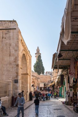 Kudüs, İsrail, 17 Kasım 2018: Shuk Hatsabaim kilise kutsal mezar eski şehir Kudüs, İsrail'in önde gelen sokak