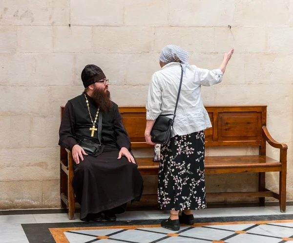 Иерусалим Израиль Ноября 2018 Года Прихожанин Разговаривает Православным Священником Церкви — стоковое фото