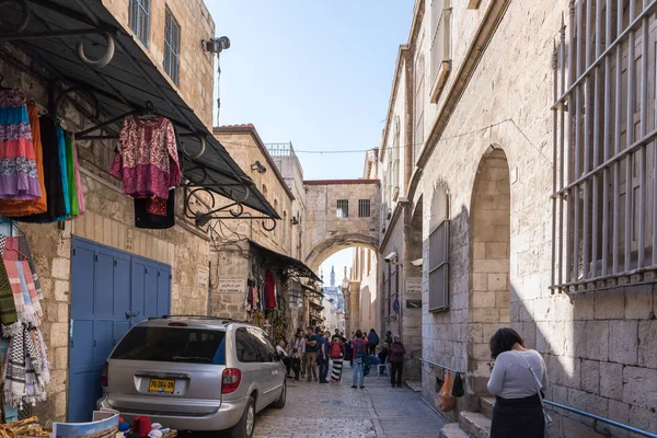 多くの観光客がイスラエルは エルサレムの旧市街のヴィア ドロローサに沿って歩くエルサレム イスラエル 2018 — ストック写真