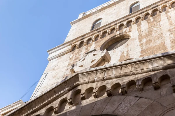 Kudüs, İsrail, 17 Kasım 2018: Eski şehir Kudüs, İsrail VIA Dolorosa sokakta bir binanın cephesinde büyük taş çapraz