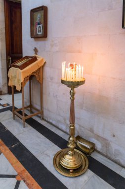 Kudüs, İsrail, 17 Kasım 2018: Kudüs, İsrail için Alexander Nevsky kilisede kum ve yanma ile büyük şamdan mumlar