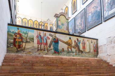 Kudüs, İsrail, 17 Kasım 2018: Çizim İsa Kudüs İsrail'in Alexander Nevsky kilisede ölüme yürüyüş gösteren alt salonda duvardaki