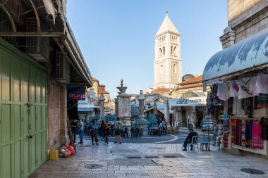 Kudüs, İsrail, 17 Kasım 2018: Büyük dekoratif Çeşme Meydanı ve çan kulesi Alexander Nevsky Kilisesi eski şehir Kudüs, İsrail