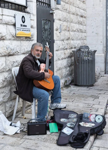Jerozolima Izrael Listopada 2018 Street Muzyk Siedzi Ulicy Gra Gitarze — Zdjęcie stockowe