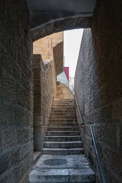 Kudüs, İsrail, 17 Kasım 2018: Kudüs'ün sessiz sokakları. Kudüs, İsrail'in eski şehirde giden adımlar