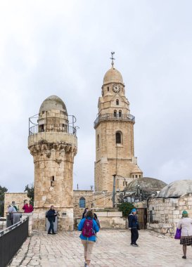 Kudüs, İsrail, 24 Kasım 2018: Turist Kral Davut'un mezar evler binanın çatısına yürürken ve eski şehir Kudüs, İsrail manzaraları görmek