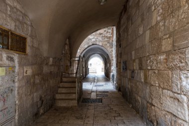 Kudüs, İsrail, 24 Kasım 2018: Kudüs'ün sessiz sokakları. Kudüs, İsrail'in eski şehrin sokakları bağlanma evleri altında tünel