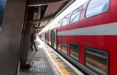 Haifa, İsrail, 05, Aralık, 2018: Haifa, İsrail için Mirkaz Shmona tren istasyonu platformu yakınındaki şehirlerarası yolcu treni standları