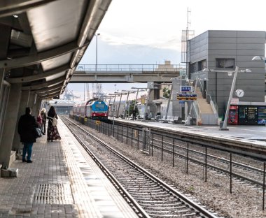 Haifa, İsrail, 05, Aralık, 2018: Şehirlerarası yolcu treni Mirkaz Shmona tren istasyonu platformu Haifa, İsrail için gelir