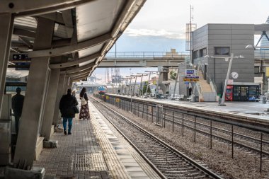 Haifa, İsrail, 05, Aralık, 2018: Birkaç seyahat etmek tren Mirkaz Shmona tren istasyonuna Haifa, İsrail için boş platformda bekliyor.