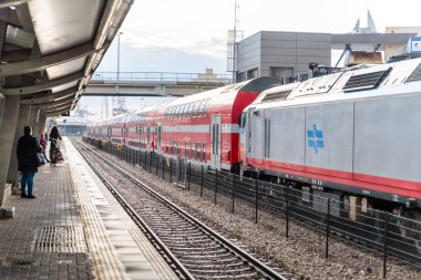 Haifa, İsrail, 05, Aralık, 2018: Haifa, İsrail için Mirkaz Shmona tren istasyonu platformu yakınındaki şehirlerarası yolcu treni standları
